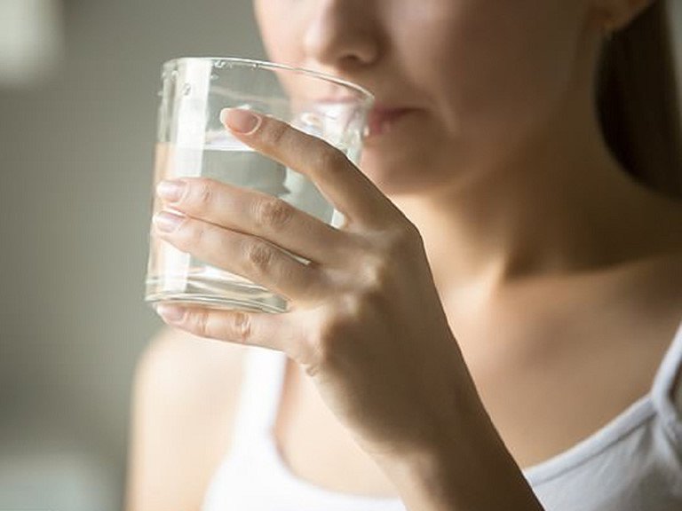 Uống nhiều nước chính là điều kiện tiên quyết đối với một làn da khỏe mạnh