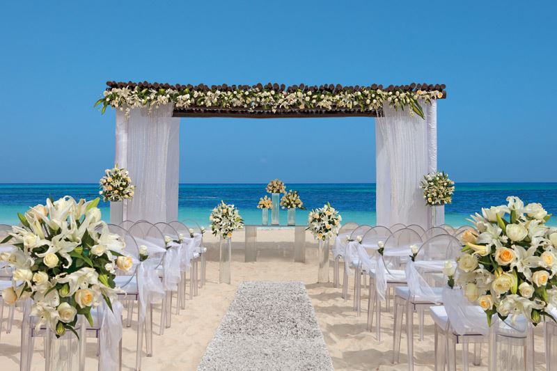 Không gian tiệc cưới lãng mạn chính là điểm ấn tượng của Destination Wedding