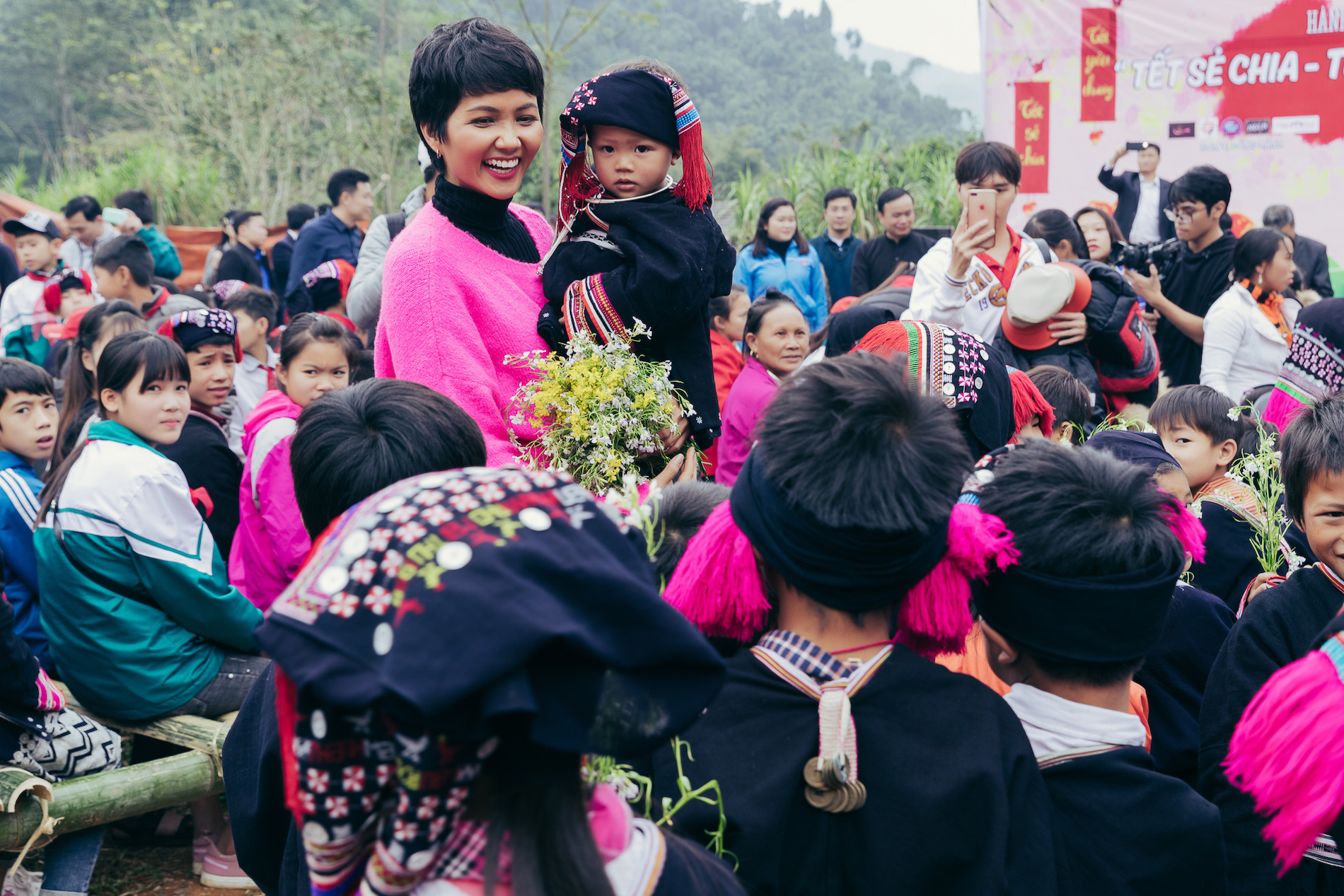 Hoa hậu H’hen Niê hưởng ứng nhiệt tình giải đi bộ trực tuyến gây quỹ vì trẻ em