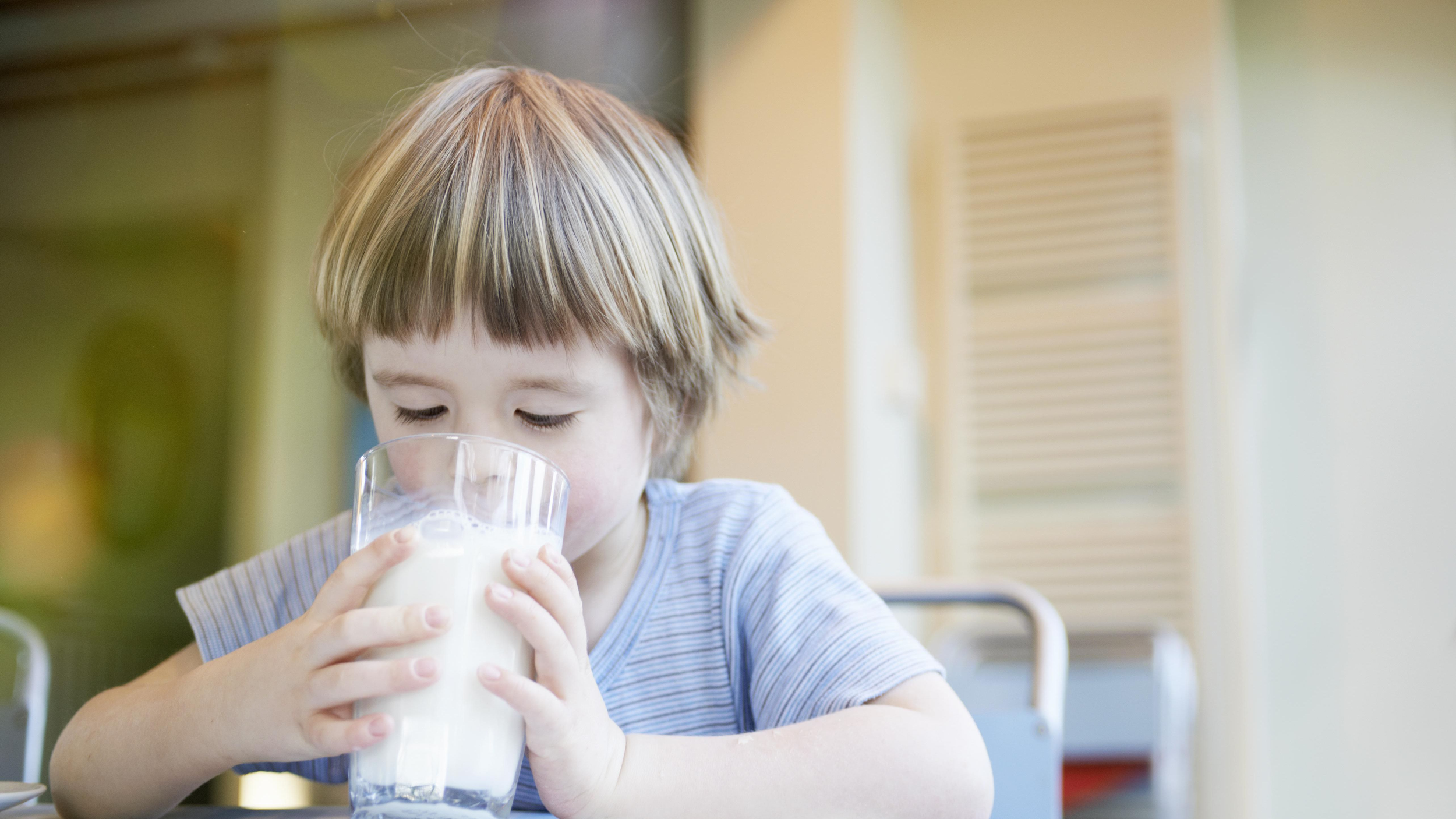 Cần cho trẻ uống sữa đúng thời điểm, đúng liều lượng