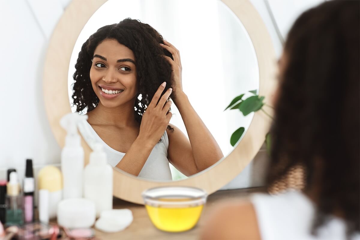 Sử dụng dầu dưỡng ẩm cho tóc và massage da đầu giúp tóc được nuôi dưỡng chắc khỏe