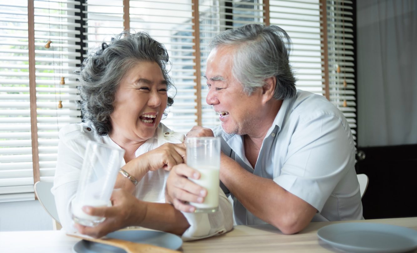 Sữa giúp bổ sung canxi cho người già