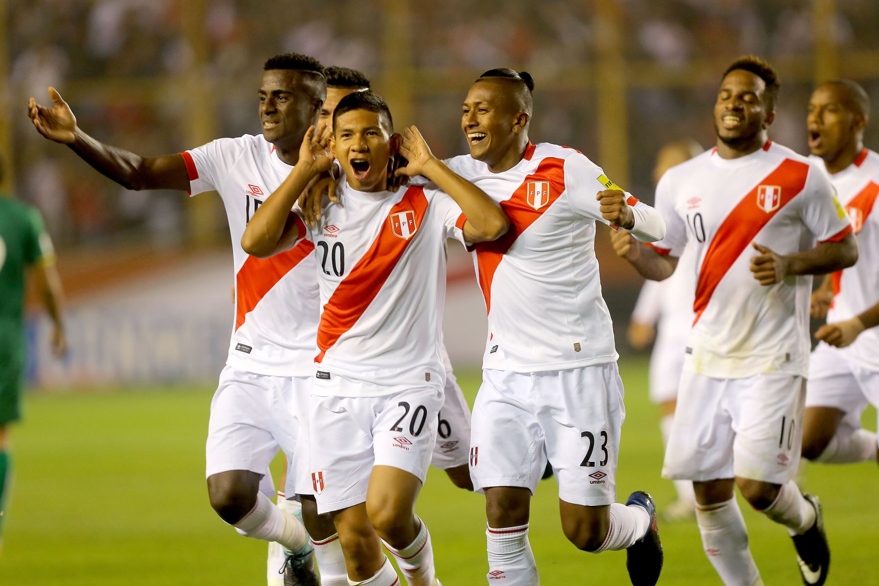 Peru chiến thắng áp đảo đội khách trên sân nhà