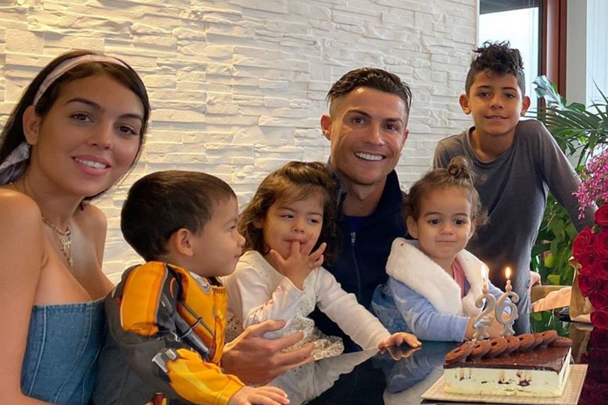 Trước khi bạn gái mang thai đôi, Cristiano Ronaldo đã có 4 người con vô cùng đáng yêu